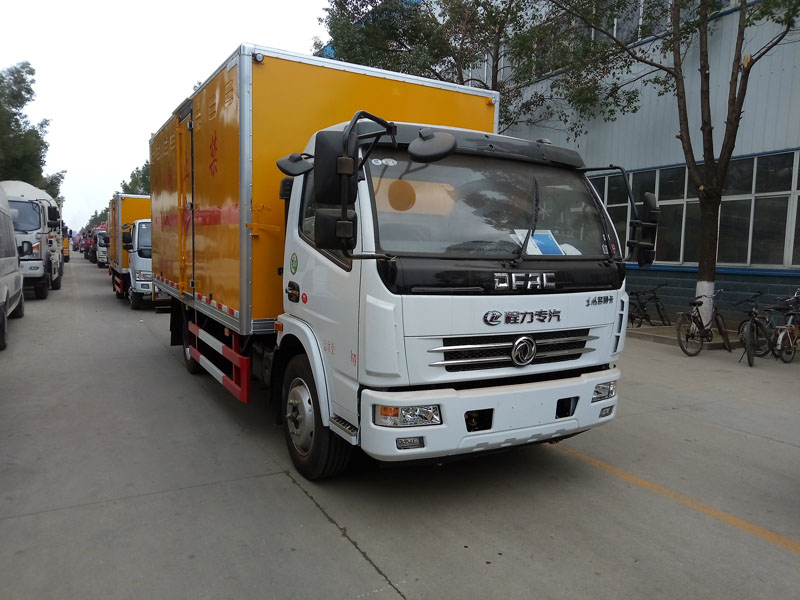 多利卡5.1米(6.4噸)液體廂式車(chē)