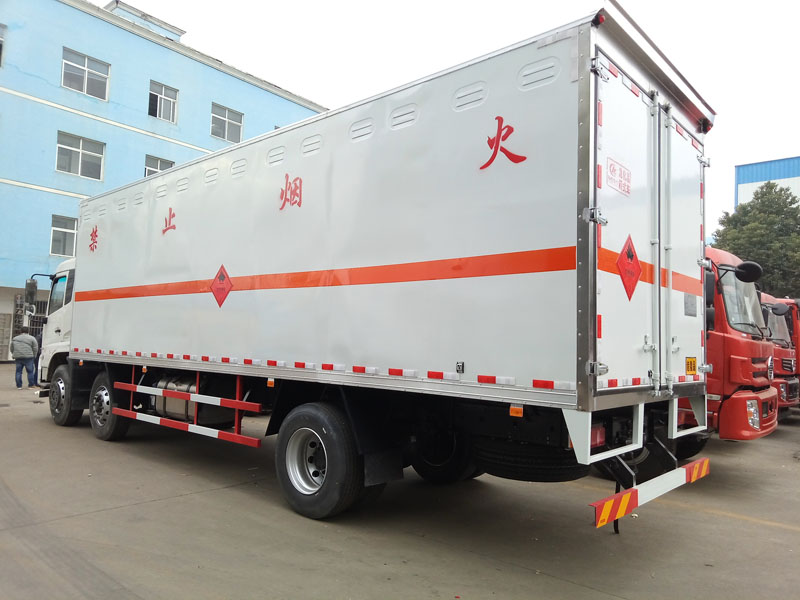 東風(fēng)天錦8.6米(14.8噸)液體廂式車