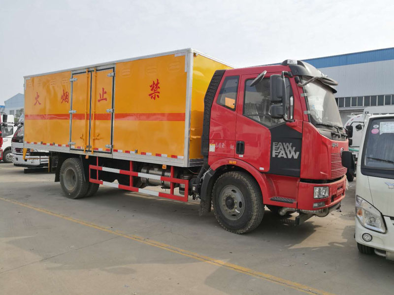 解放6.2米(10.4噸)雜項(xiàng)危險(xiǎn)品廂式車