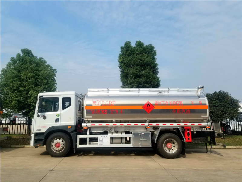 東風(fēng)多利卡D9鋁合金運油車