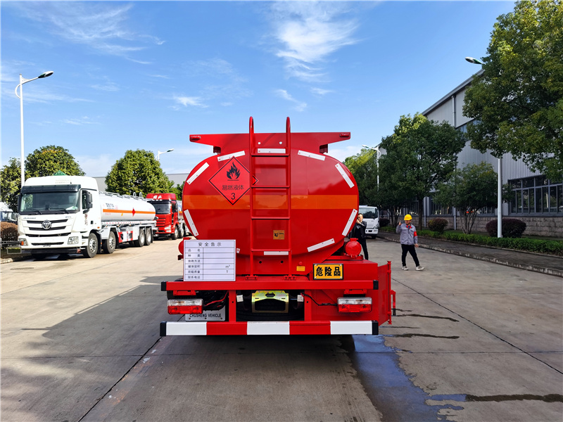 消防隊(duì)專用國六東風(fēng)8噸油罐車